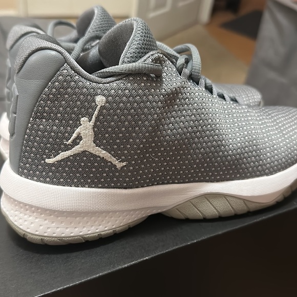 Jordan B.Fly BG, COOL GREY/ WHITE- WOLF GREY. SIZE 6 Youth, Size 7.5 Women’s. - Picture 3 of 6
